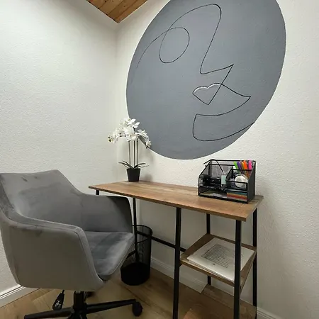 Zentrale Mit Blick Auf Den Inklusive Parkplatz Und Internet Geschaeftsreisende Willkommen Apartment
