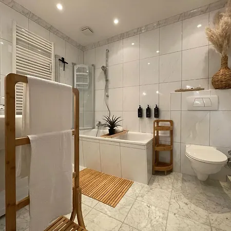 Zentrale Mit Blick Auf Den Inklusive Parkplatz Und Internet Geschaeftsreisende Willkommen *