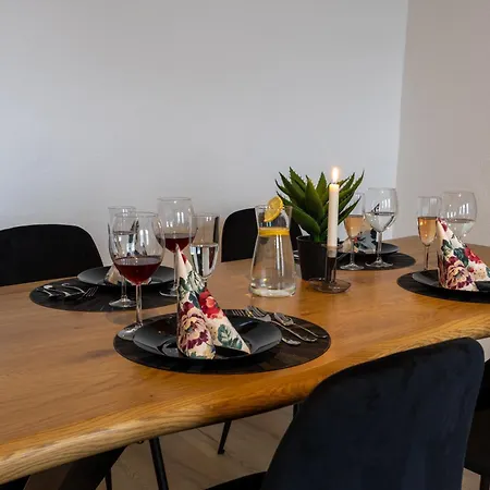 Zentrale Mit Blick Auf Den Inklusive Parkplatz Und Internet Geschaeftsreisende Willkommen Apartment *